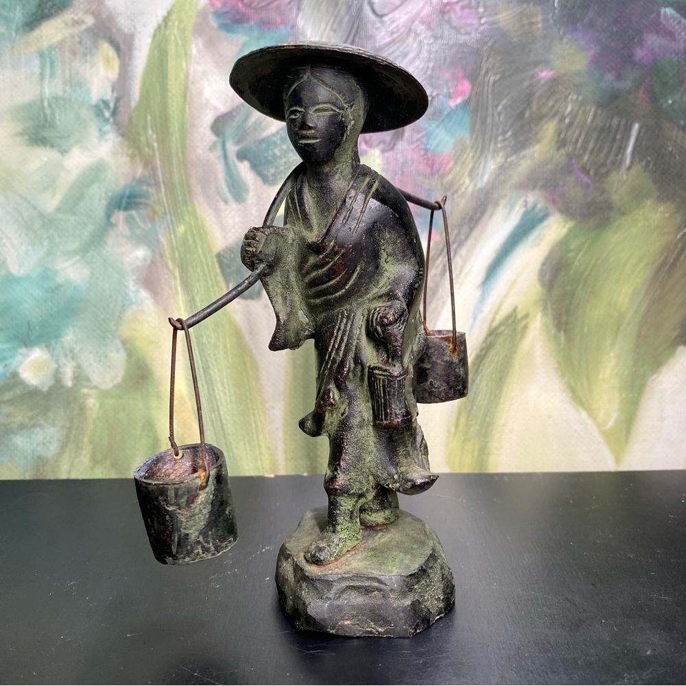 Orientał Bronze Water Carrier Figurine